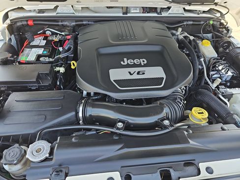 Used 2017 Jeep Wrangler Unlimited Sahara w/ Connectivity Group AWD/4WD image 30
