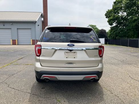 Used 2017 Ford Explorer XLT w/ Equipment Group 202A AWD/4WD image 4