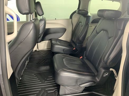 Used 2020 Chrysler Pacifica Touring-L image 30