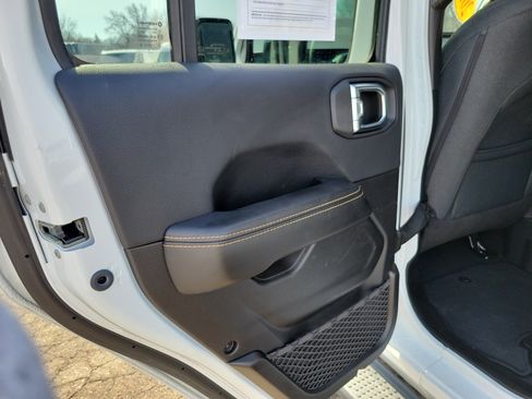 Used 2025 Jeep Wrangler Unlimited Sahara image 16