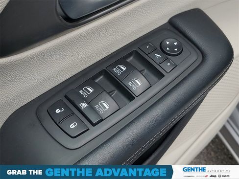 Used 2019 Chrysler Pacifica Limited image 12