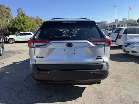 Used 2022 Toyota RAV4 XLE Premium image 5