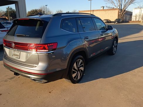 Used 2025 Volkswagen Atlas SE image 4