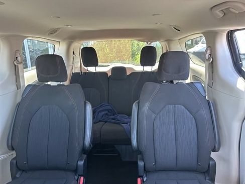 Used 2020 Chrysler Pacifica Touring FWD image 9