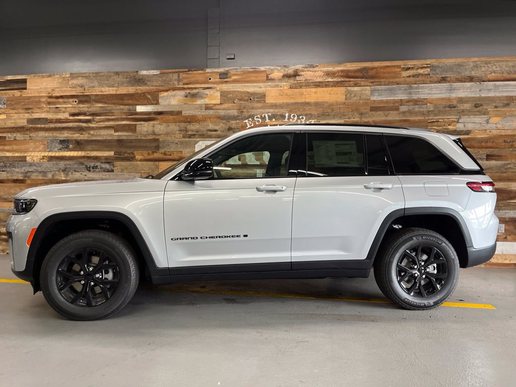 New 2026 Jeep Grand Cherokee Altitude AWD/4WD image 19