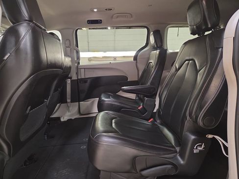 Used 2021 Chrysler Voyager Lxi image 23