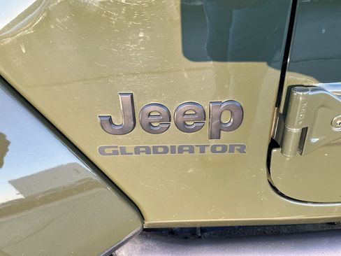 Used 2022 Jeep Gladiator Willys image 34