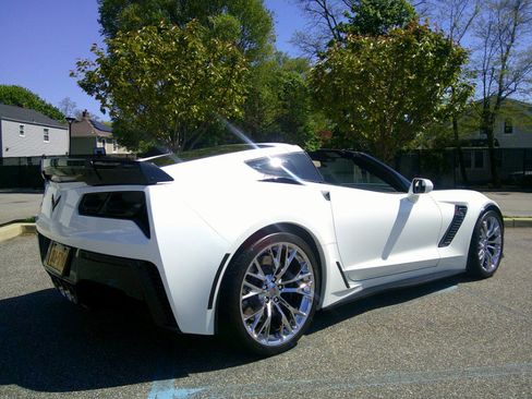 Used 2015 Chevrolet Corvette Z06 w/ 3LZ Preferred Equipment Group RWD image 24