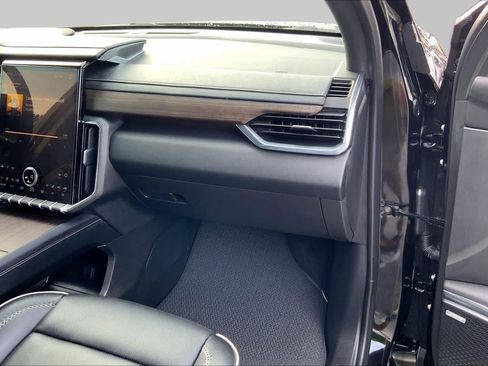 Used 2025 GMC Acadia Denali FWD image 18