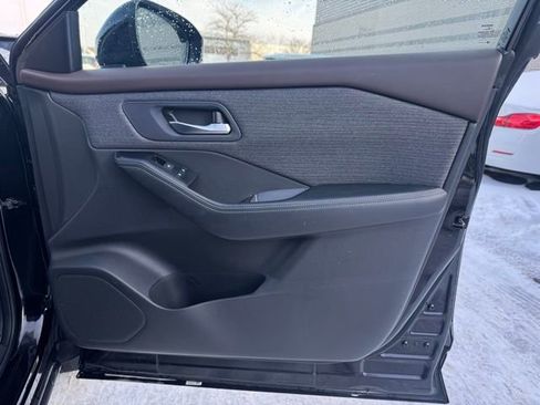 Used 2023 Nissan Rogue SV image 12