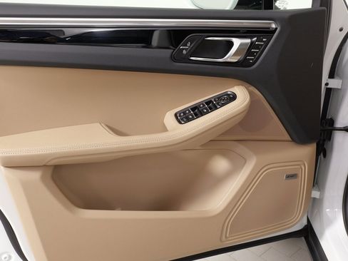 Used 2025 Porsche Macan image 29