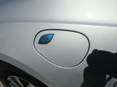 Used 2022 Chrysler Pacifica Touring-L image 3