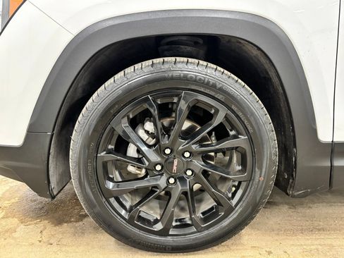 Used 2024 GMC Terrain SLE w/ Driver Convenience Package FWD image 9