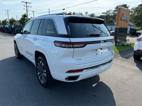 Used 2022 Jeep Grand Cherokee Overland w/ Luxury Tech Group IV AWD/4WD image 6