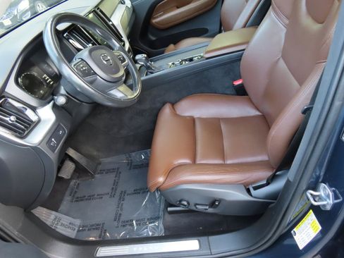Used 2019 Volvo XC60 T5 Momentum w/ Premium Package AWD/4WD image 11