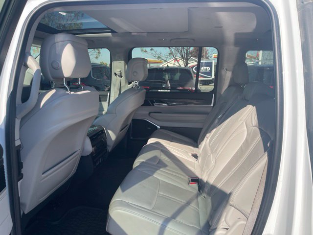 Used 2022 Jeep Wagoneer Series III w/ Premium Group I AWD/4WD image 8