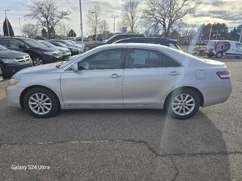 Used 2011 Toyota Camry LE image 10