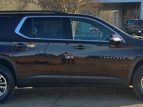Used 2022 Chevrolet Traverse LT FWD image 3