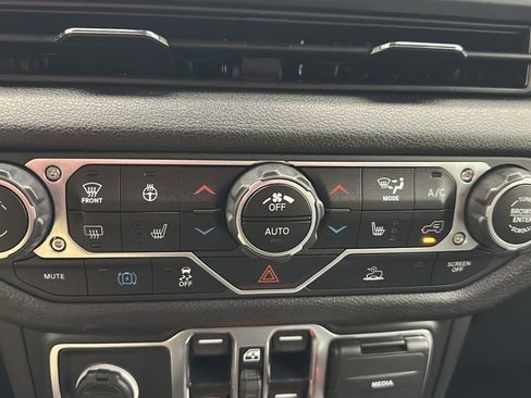 Used 2024 Jeep Wrangler Unlimited w/ Convenience Group AWD/4WD image 20