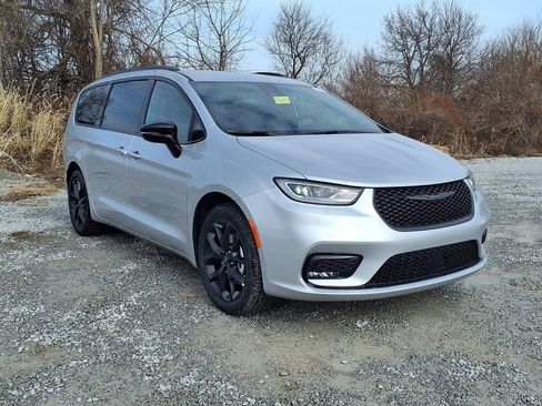 New 2026 Chrysler Pacifica Select w/ S Appearance Package FWD image 2