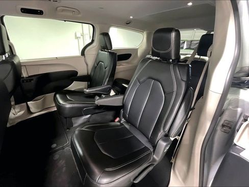 Used 2024 Chrysler Pacifica Touring-L FWD image 31