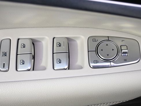 Used 2025 Genesis G70 2.5T image 23