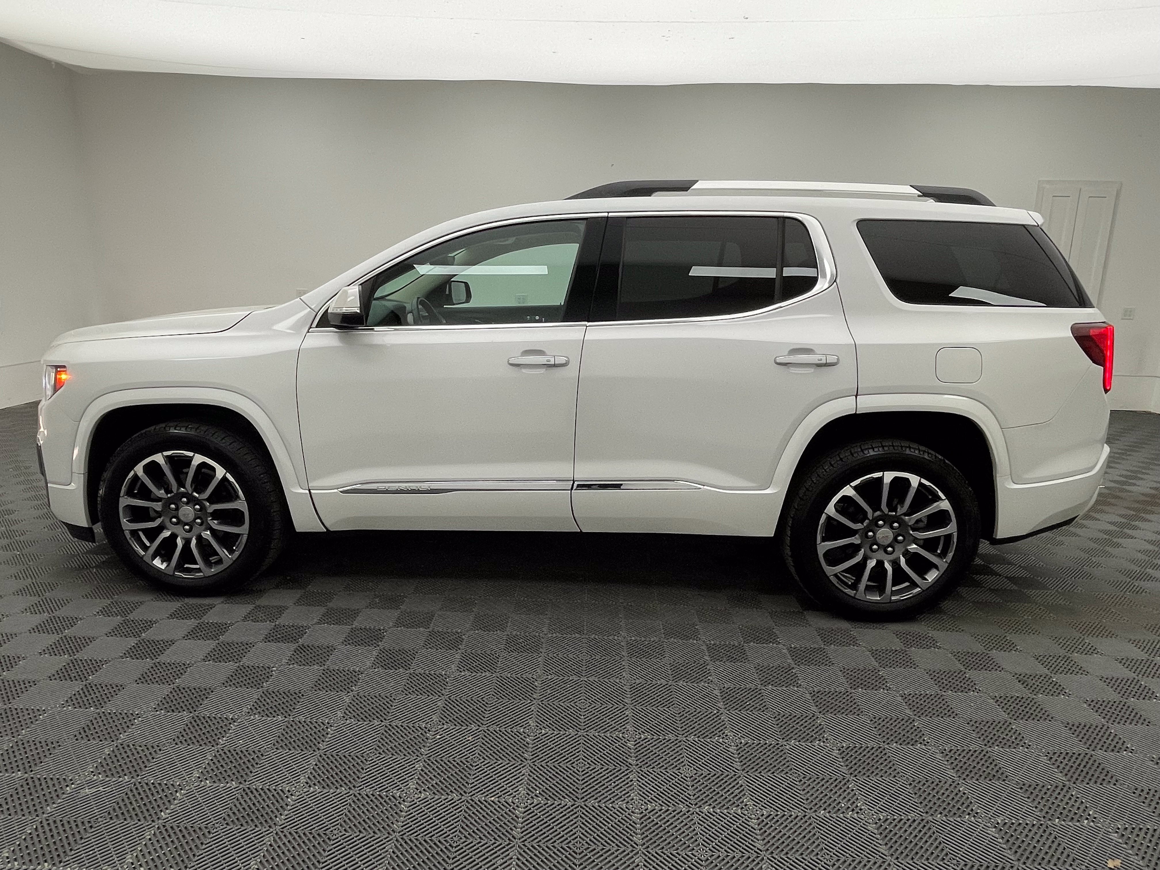 Used 2020 GMC Acadia Denali w/ Technology Package FWD image 12