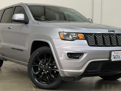 Used 2017 Jeep Grand Cherokee Altitude RWD image 1
