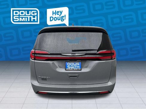 Used 2023 Chrysler Pacifica Touring-L FWD image 3