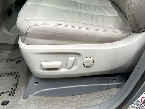 Used 2013 Toyota Sienna XLE image 21