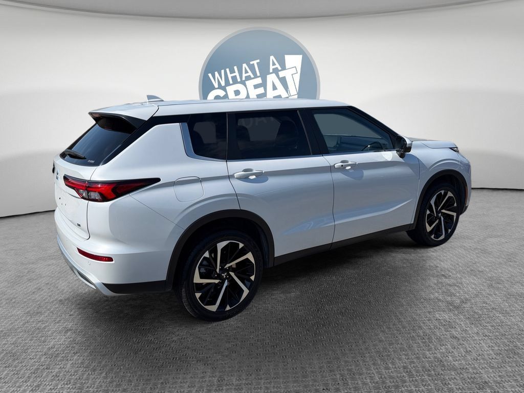 Used 2024 Mitsubishi Outlander SE AWD/4WD image 3