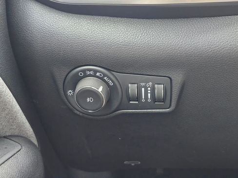 Used 2024 Jeep Compass Latitude image 17