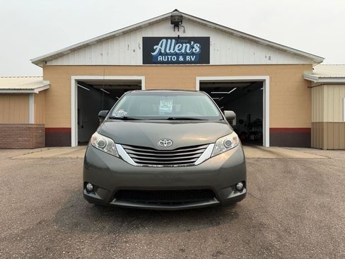 Used 2012 Toyota Sienna XLE FWD image 2