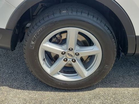 Used 2019 Ford Explorer XLT w/ Equipment Group 202A FWD image 6