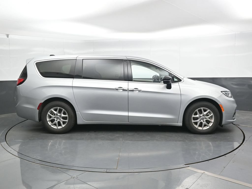 Used 2024 Chrysler Pacifica Touring-L FWD image 3