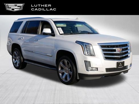 Used 2017 Cadillac Escalade Luxury image 1