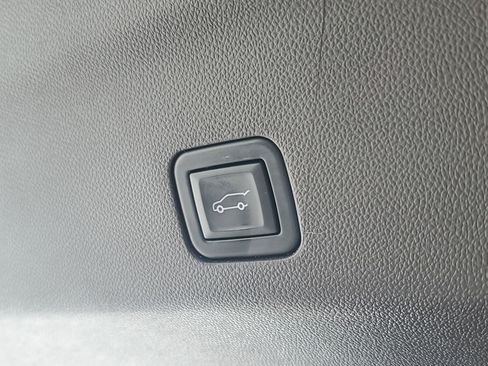 Used 2023 Chevrolet Suburban LT RWD image 11