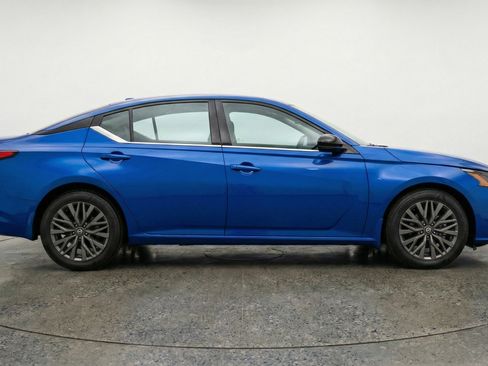 Used 2025 Nissan Altima 2.5 SV image 11