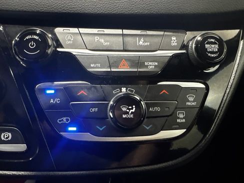 Used 2025 Chrysler Pacifica Select FWD image 33