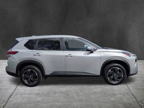 Used 2024 Nissan Rogue SV image 3