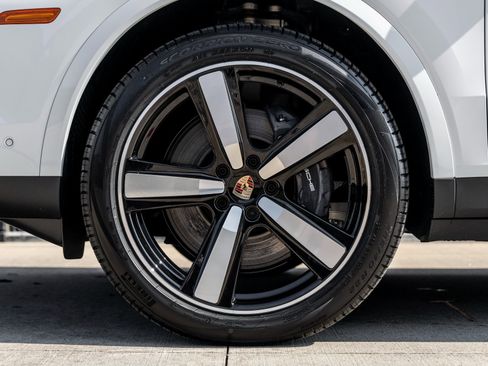 Certified 2025 Porsche Cayenne image 13
