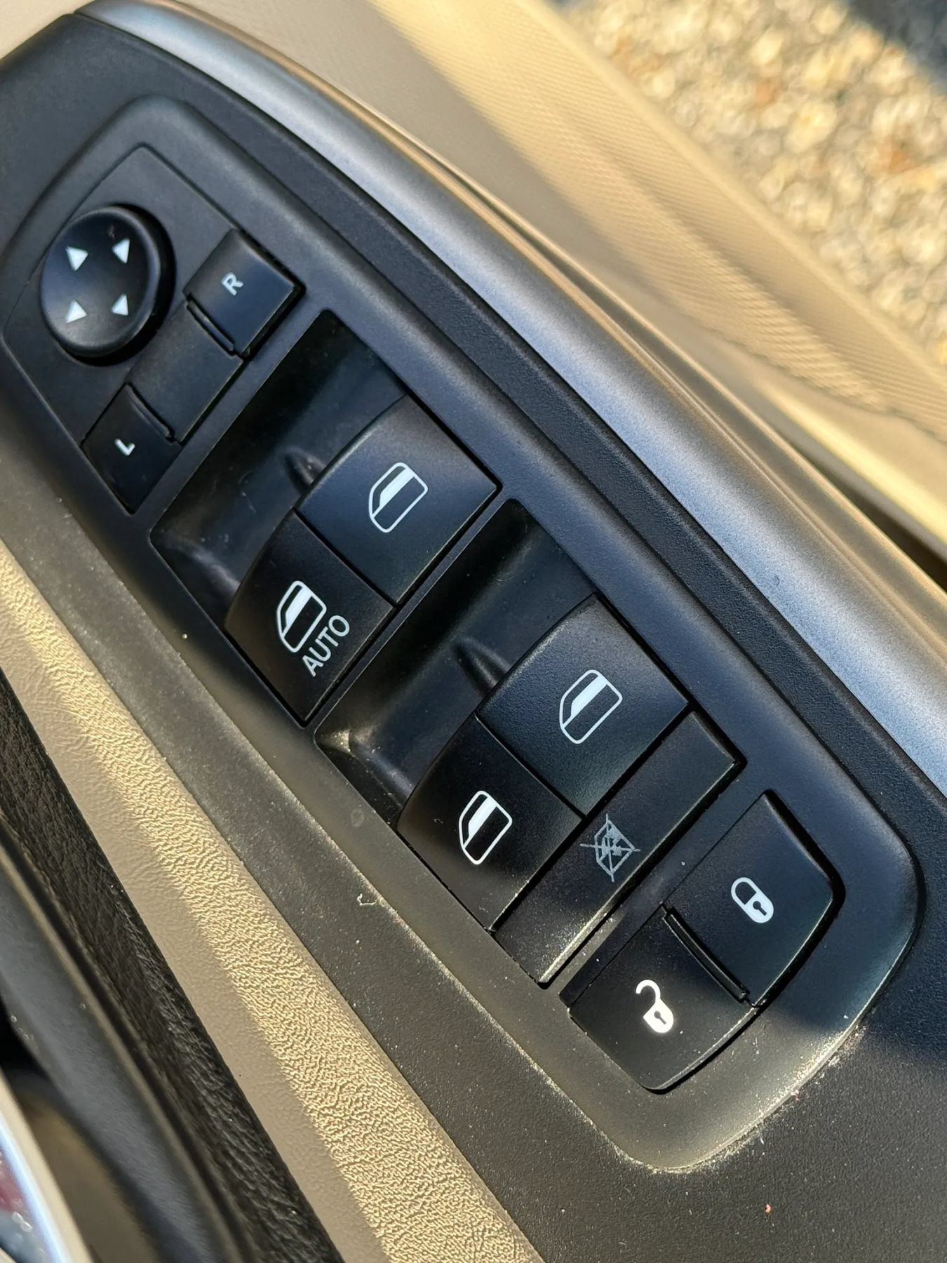 Used 2019 Jeep Cherokee Latitude w/ Popular Appearance Group FWD image 23