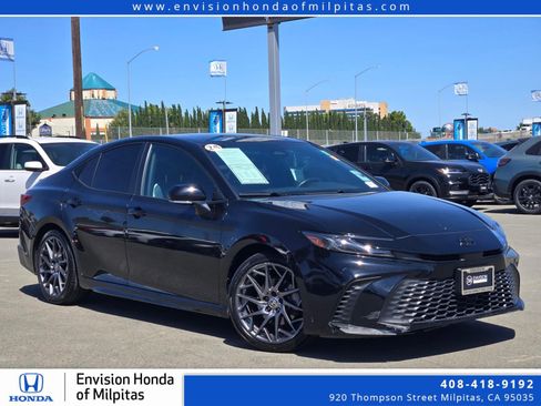 Used 2025 Toyota Camry SE FWD image 1