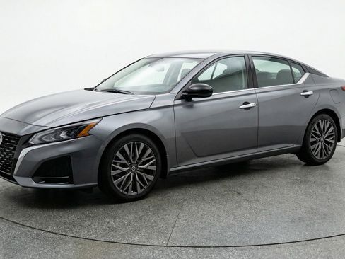Used 2025 Nissan Altima 2.5 SV FWD image 3