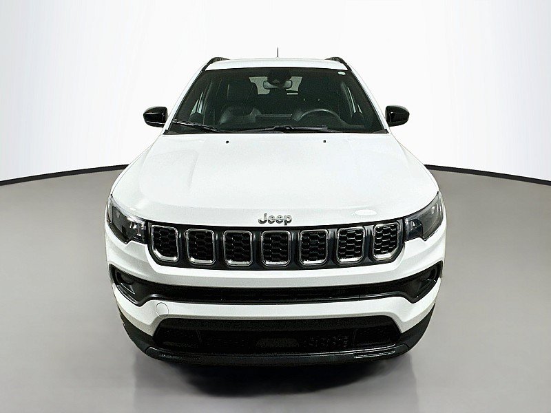 Used 2024 Jeep Compass Latitude AWD/4WD image 2