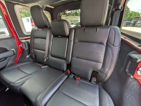 Used 2019 Jeep Wrangler Unlimited Sahara AWD/4WD image 8