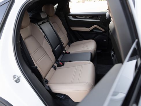 Certified 2025 Porsche Cayenne Coupe image 33