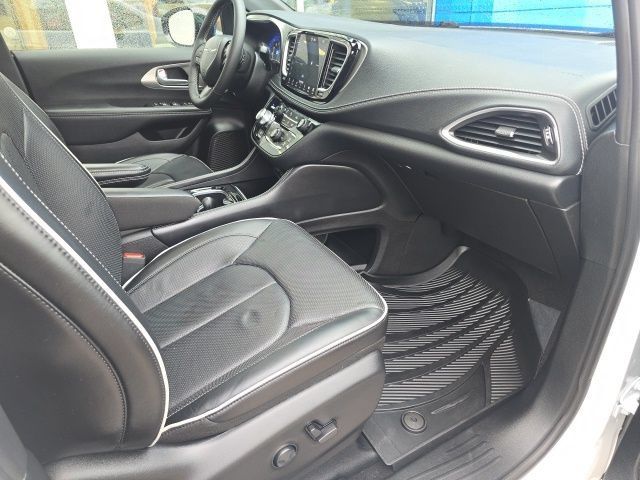 Used 2024 Chrysler Pacifica Limited w/ Uconnect Theater Family Group AWD/4WD image 5