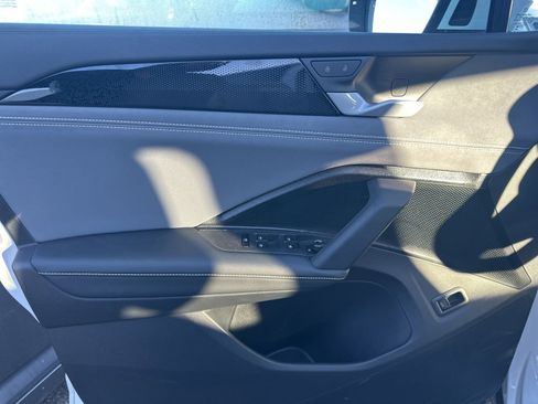 Certified 2025 Volkswagen Tiguan SE image 8