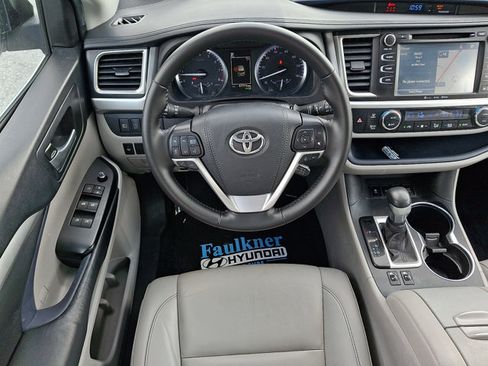 Used 2019 Toyota Highlander XLE AWD/4WD image 11